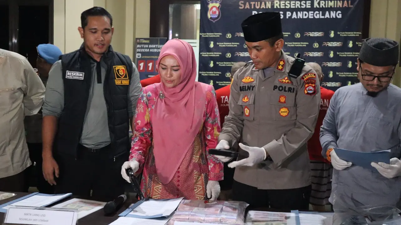 Pengedar uang palsu (upal) senilai Rp 15 Triliun, ditangkap Satreskrim Polres Pandeglang.