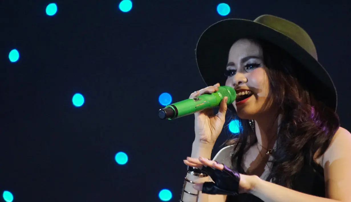 Terlihat beberapa kali vokalis Momo turun dari panggung menghampiri para fans-nya My Geisha yang datang dari berbagai daerah. (Adrian Putra/Bintang.com)