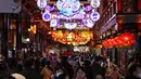 Orang-orang mengunjungi Taman Yu menjelang Tahun Baru Imlek yang menandai tahun Kelinci, di Shanghai pada 9 Januari 2023. Taman ini dapat diakses dari Stasiun Yuyuan, Shanghai Metro Jalur 4 dan Jalur 10. (AFP/Hector Retamal)