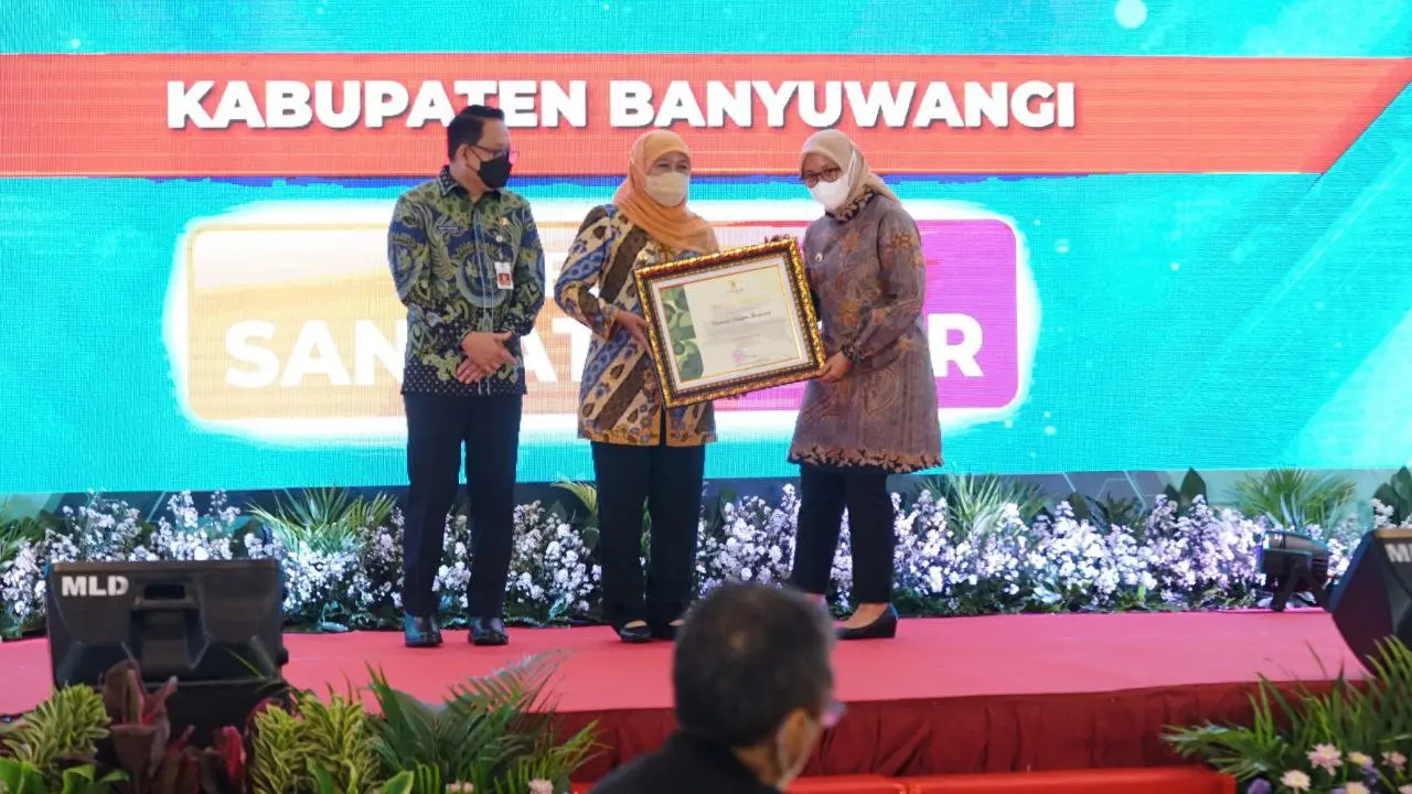 Bupati Banyuwangi Ipuk Fiestiandani (kiri)menerima pengharagaan predikat Sangat Cetar dari Gubunur Jawa Timur Khofifah Indar Parawansah (Kanan) (Istimewa)