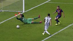 Alvaro Morata mencetak gol pertama Juventus. (REUTERS/Fabrizio Bensch)