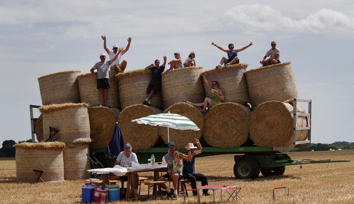 Cara warga menikmati balapan Tour de France dengan melkukan piknik pada etape ketujuh  ketujuh Tour de France yang memiliki jarak tem[puh 213,5 km antara Troyes dan Nuits-Saint-Georges, (7/7/2017). (AP/Christophe Ena)