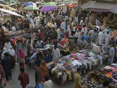 Suasana Raja Bazar jelang Hari Raya Idul Fitri, Rawalpindi, Pakistan, Selasa (19/5/2020). Raja Bazar terpantau ramai setelah pemerintah Pakistan melonggarkan lockdown karena pandemi virus corona COVID-19. (Farooq NAEEM/AFP)