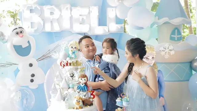 Bertema Frozen, Ini 7 Momen Perayaan Ulang Tahun Putri Momo Geisha