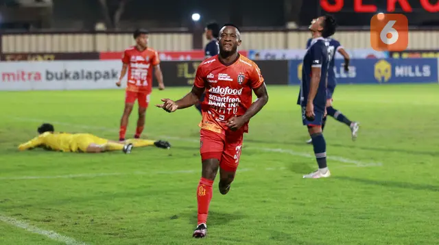 Pemain Bali United, Privat Mbarga, melakukan selebrasi setelah mencetak gol ke gawang Arema FC pada laga BRI Liga 1 di Stadion PTIK, Jakarta, Senin (27/3/2023). Arema menang dengan skor 3-1. (Bola.com/M Iqbal Ichsan)