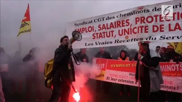 Serikat Pekerja Kereta Api Perancis lakukan aksi mogok nasional di Paris, Perancis.
