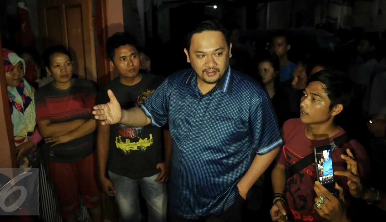 Pengacara Farhat Abbas saat berbicara dengan warga Kalijodo, Jakarta Utara, Selasa (16/2). Ia mengaku mendapatkan rekomendasi dari Partai Golkar untuk menjadi kandidat calon gubernur DKI Jakarta. (Liputan6.com/Gempur M Surya)