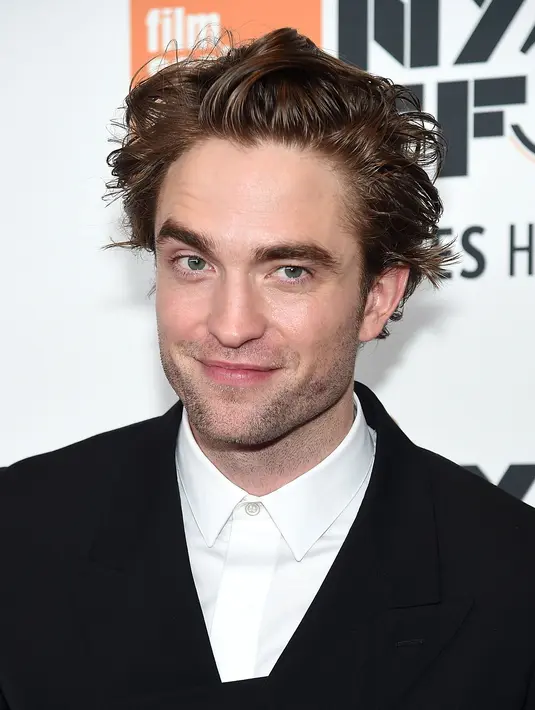 Aktor Robert Pattinson menghadiri premiere film HIGH LIFE dalam event New York Film Festival di New York City, Selasa (2/10). Robert Pattinson tetap memukau dengan senyuman manis dan style rambutnya yang messy nan seksi. (Jamie McCarthy/Getty Images/AFP)