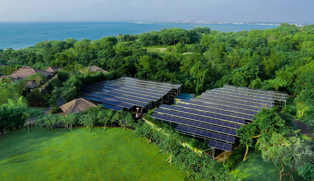 Komitmen keberlanjutan AYANA Bali juga terlihat pada efisiensi energi dan pengurangan emisi. Resor ini mengoperasikan 34 kendaraan listrik yang membantu menekan emisi karbon harian hampir 30 kilogram. Di saat yang sama, panel surya yang terpasang menghasilkan 854 kWp, dengan tambahan 516 kWp dalam proses pemasangan. Audit EarthCheck 2024 mencatat penurunan konsumsi energi sebesar 24,8% di AYANA Resort Bali dan 32,3% di RIMBA by AYANA Bali.  [Dok/AYANA BALI].