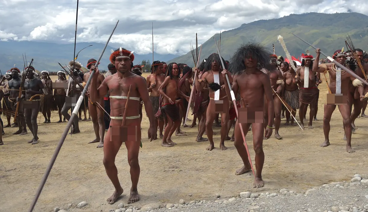 Pertunjukan perang suku di Wamena saat Festival Lembah Baliem ke-27, Papua, Senin (8/8). Pertempuran dianggap sebagai simbol semangat yang tinggi dan kekuasaan yang telah dipraktekkan selama beberapa generasi. (AFP PHOTO/Adek Berry)