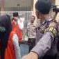 Salah satu terdakwa adegan video syur 'Vina Garut' tengah memasuki ruang persidangan dalam salah satu rangkaian persidangan kasus video itu di Pengadilan Negeri Garut. (Liputan6.com/Jayadi Supriadin)