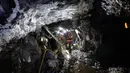 Penambang Dai Walker (kiri) dan pimpinan Alba Mineral Resources George Frangeskides memeriksa kondisi bawah tanah kelima tambang emas Clogau St David dekat Dolgellau, Wales, pada 27 Maret 2025. (Oli SCARFF/AFP)