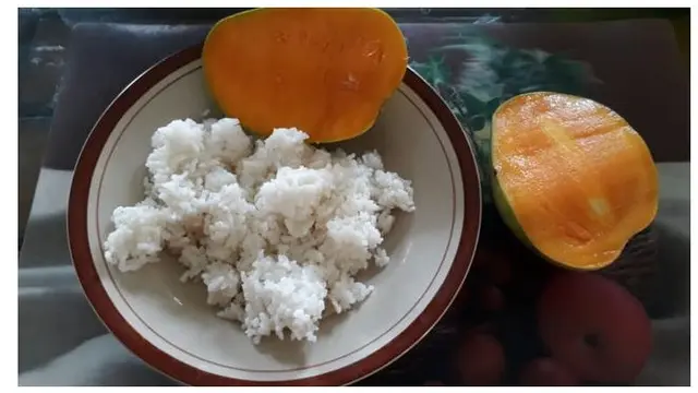 7 Potret Makan Nasi Pakai Lauk Buah ala Netizen Ini Bikin Heran