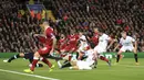 Striker Liverpool, Roberto Firmino, melepaskan tendangan  ke gawang Sevilla pada laga Liga Champions di Stadion Anfield, Kamis (14/9/2017). Liverpool ditahan imbang 2-2 oleh Sevilla. (AP/Peter Byrne)