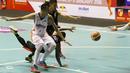 Pemain Hangtuah, Richardo Uneputty terjatuh saat berebut bola dengan pemain Garuda Bandung, Falconi pada lanjutan IBL Reguler Season 2015-2016 di Hall A Senayan, Jakarta, Selasa (12/1/2016). Garuda Bandung menang 67-62. (Bola.com/Nicklas Hanoatubun)