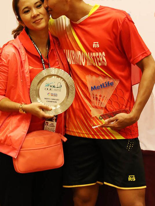 Ciuman mesra diberikan Sony Dwi Kuncoro kepada sang istri, Gading Safitri, yang sudah setia menemaninya baik di lapangan maupun di luar lapangan. (PBSI/Nafielah)