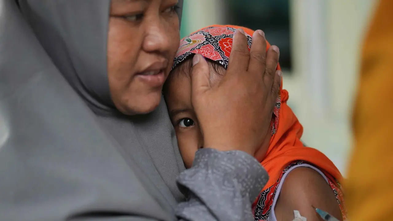 Tekan Wabah Campak di Sumenep, Tim Medis Berjibaku Lakukan Vaksinasi dari Rumah ke Rumah