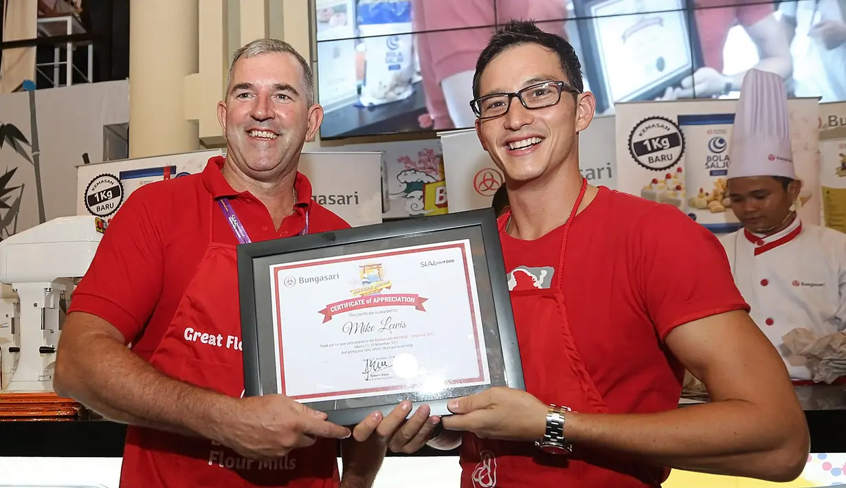 Selama ini, lelaki bergelar The Sexiest Cosmo Man itu mengaku jarang sekali membuat kue. Baginya, ini merupakan pengalaman yang sangat berharga, apalagi didukung oleh chef yang lebih berpengalaman. (Bambang E Ros/Bintang.com)