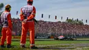 Pembalap Red Bull Racing, Max Verstappen memacu mobilnya saat balapan Formula 1 GP Italia 2023 yang berlangsung di Sirkuit Monza, Italia, Minggu (03/09/2023). (AFP/Ben Stansall)
