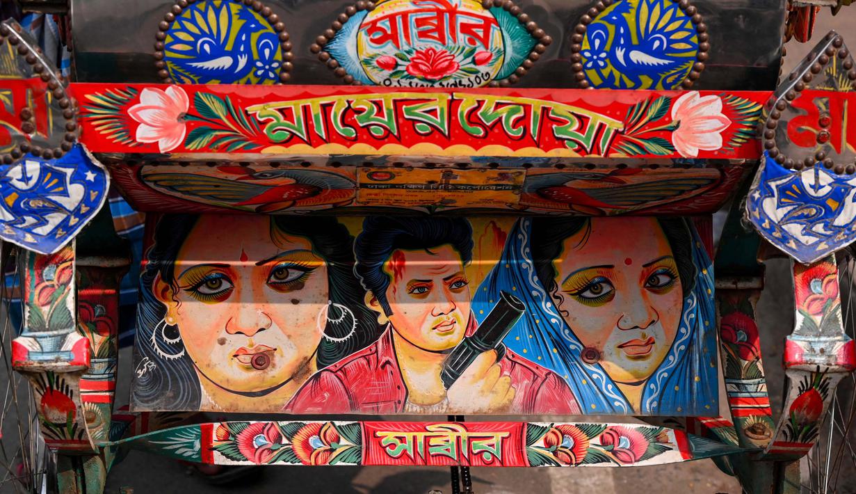 Becak sepeda berhiaskan karya seni bergambar para aktor film, di Dhaka. (Munir UZ ZAMAN/AFP)