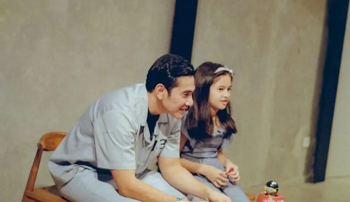 6 Momen Kedekatan Vino G. Bastian dan Graciella Abigail, Ayah Anak di Miracle In Cell No. 7 (IG/graciellaabigail.fans)