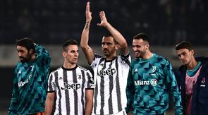 Hasil ini membuat Juventus sementara menempati posisi ke-4 klasemen sementara Liga Italia 2022/2023 dengan mengemas 28 poin. Leonardo Bonucci dkk sukses menggeser Inter Milan yang baru mengumpulkan 27 poin. (AFP/Marco Bertorello)