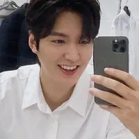 Lee Min Ho memulai debut pada tahun 2002 lewat peran kecilnya di sebuah drama. Kini, ia menjadi bintang besar yang dikenal hingga ke luar negeri. Memiliki banyak penggemar, pria kelahiran Seoul, 22 Juni 1987 ini tak jarang mengabadikan momen untuk dipamerkan pada fansnya melalui media sosial. (Liputan6.com/IG/@actorleeminho)