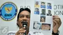 Foto para tersangka kasus penjebakan narkoba di ruang kerja Bupati Bengkulu Selatan Dirwan Mahmud dalam konferensi pers di BNN, Jakarta, Kamis (23/2).  BNN dan BNNP Bengkulu mengamankan 7 tersangka dari pengungkapan kasus itu (Liputan6.com/Yoppy Renato)