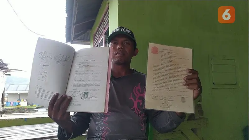 Yusuf Hasan, warga Desa Tabumela saat memperlihatkan bukti kepemilikan tanah mereka (Arfandi/Liputan6.com)