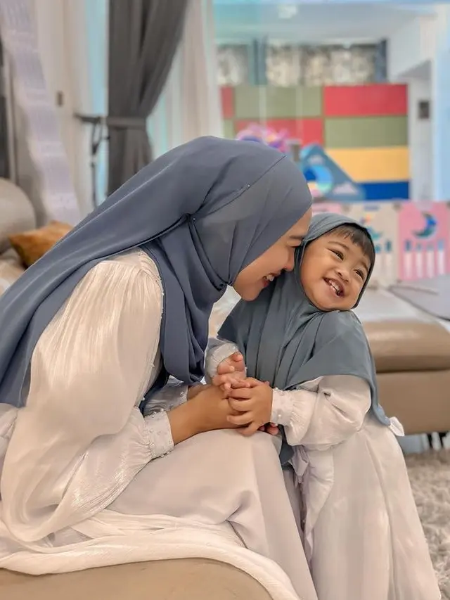 Gaya Ria Ricis Lebaran Tanpa Teuku Ryan. [@riaricis1795]