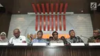 Pengurus Harian YLKI Sularsi, Sekjen Dewan Energi Kementerian ESDM Djoko Siswanto, Anggota Ombudsman RI Alvin Lie, Laode Ida, Direktur Strategis I PLN Djoko R Abuhanan, dan Ketua Komunitas Konsumen David Tobing memberikan keterangan di Jakarta, Kamis (8/8/2019). (merdeka.com/Iqbal S. Nugroho)