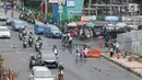 Suasana trotoar di depan Terminal Depok, Jawa Barat, Kamis (17/1). Trotoar Terminal Depok tidak bisa digunakan pejalan kaki menjelang sore lantaran diokupasi pedagang kaki lima (PKL). (Liputan6.com/Herman Zakharia)