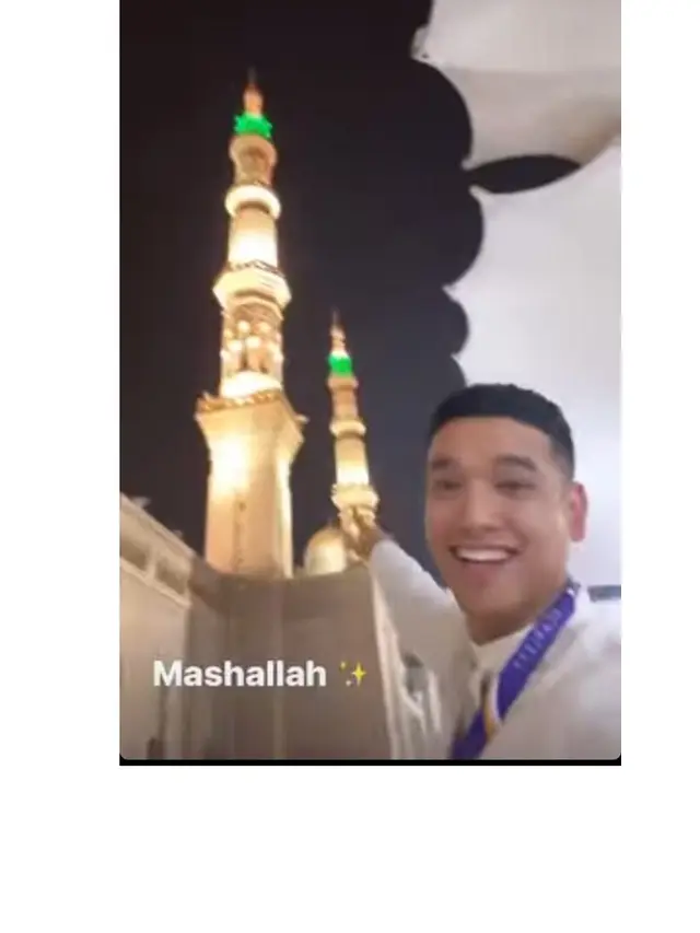 8 Momen Fuji dan Fadly Faisal Berangkat Umroh Bersama, Penampilan Curi Perhatian