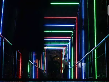 Warga saat memotret Jakarta Lights Festival di Taman Sumenep, Jakarta, Jumat (23/12/2022). Pemprov DKI Jakarta menggelar acara Jakarta Lights Festival sebagai rangkaian perayaan Natal dan Tahun Baru (Nataru) 2023. (Liputan6.com/Herman Zakharia)
