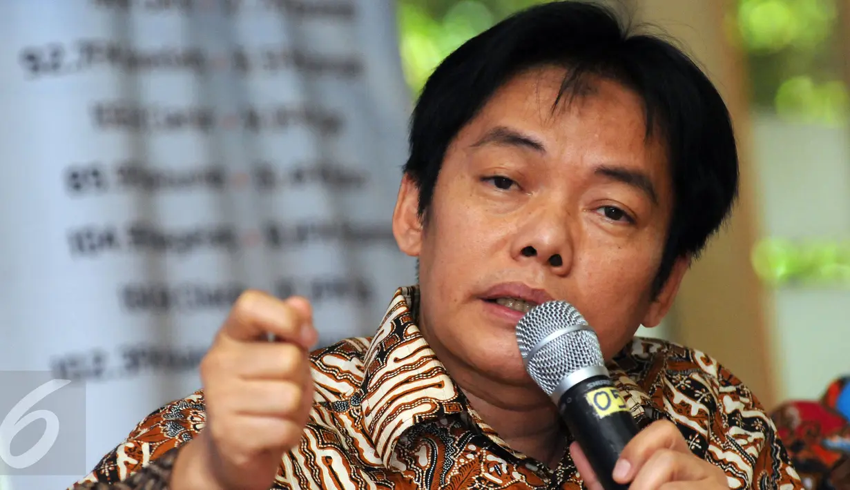 Perwakilan Himpunan Pengusaha Pribumi, Ismed Hasan Putro memberikan pernyataan pada diskusi De Javu Harga Sembako di Jakarta, Sabtu (4/6/2016). Diskusi menyoal fluktuasi harga sembako setiap jelang hari raya. (Liputan6.com/Helmi Fithriansyah)
