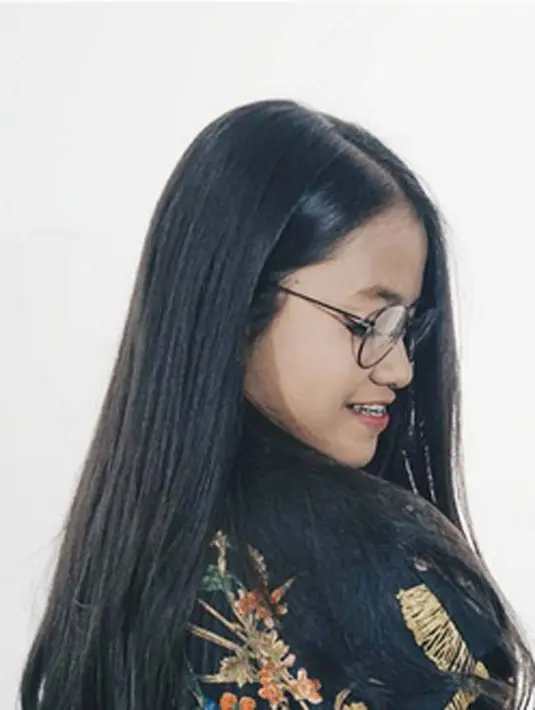 "Kemarin lagi dapat kerjaan bareng, dia lagi proses pembuatan musik video, Babas diajak untuk jadi model video klipnya," tambah Bastian. (Instagram/hanindhiyaatys)