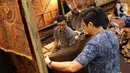 Pengunjung memilih koleksi batik yang dipamerkan pada Interior and Craft (ICRA) Exhibition 2019 yang dihelat di Hall A Jakarta Convention Center (JCC), Senayan, Jakarta, Minggu (6/10/2019). Ratusan motif batik dari berbagai daerah dipamerkan pada ajang ini. (Liputan6.com/Helmi Fithriansyah)