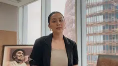 Mutia Ayu yang berprofesi sebagai penyanyi ini tampil menawan dalam OOTD bertema outer hitam ini. Warna hitam kontras dengan singlet cokelat yang menegaskan perbedaan warna. Outer wanita 27 tahun  ini simpel mengenakan outer lengan pendek.  (Liputan6.com/IG/@mutia_ayuu).