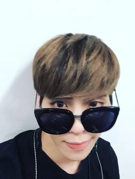 Album terbaru mereka yang berjudul ‘1of1’ ini juga merupakan judul lagu utama mereka di album tersebut. Mengangkat tema Retro, tampaknya suasan baru juga hadir di sini. (Instagram/shineeofficial)