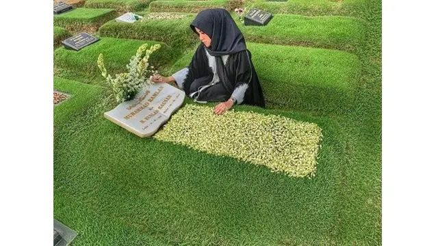 5 Momen Haru Seleb Saat Ziarah Ke Makam Keluarga Jelang Ramadhan