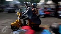 Penggemar vespa melaju di area Jakarta Mods Mayday 2017 di Parkir Timur Senayan, Jakarta, Sabtu (13/5). Ajang Jakarta Mods Mayday 2017 diisi dengan berbagai kegiatan seperti konvoi, musik serta penjualan aksesori skuter. (Liputan6.com/Johan Tallo)