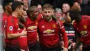 Perayaan gol Man United lewat kaki Juan Mata pada laga lanjutan Premier League yang berlangsung di Stadion Stamford Bridge, London, Minggu (29/4). Chelsea imbangi Man United 1-1. (AFP/Paul Ellis)