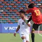 Pemain Timnas Indonesia U-22,&nbsp;Pratama Arhan (kiri),&nbsp;berebut bola dengan pemain Timor Leste, Luis Figo Pereira Ribeiro pada pertandingan ketiga Grup A SEA Games 2023 yang berlangsung di Olympic Stadium, Phnom Penh, Kamboja, Minggu (7/5/2023). (Bola.com/Abdul Aziz)