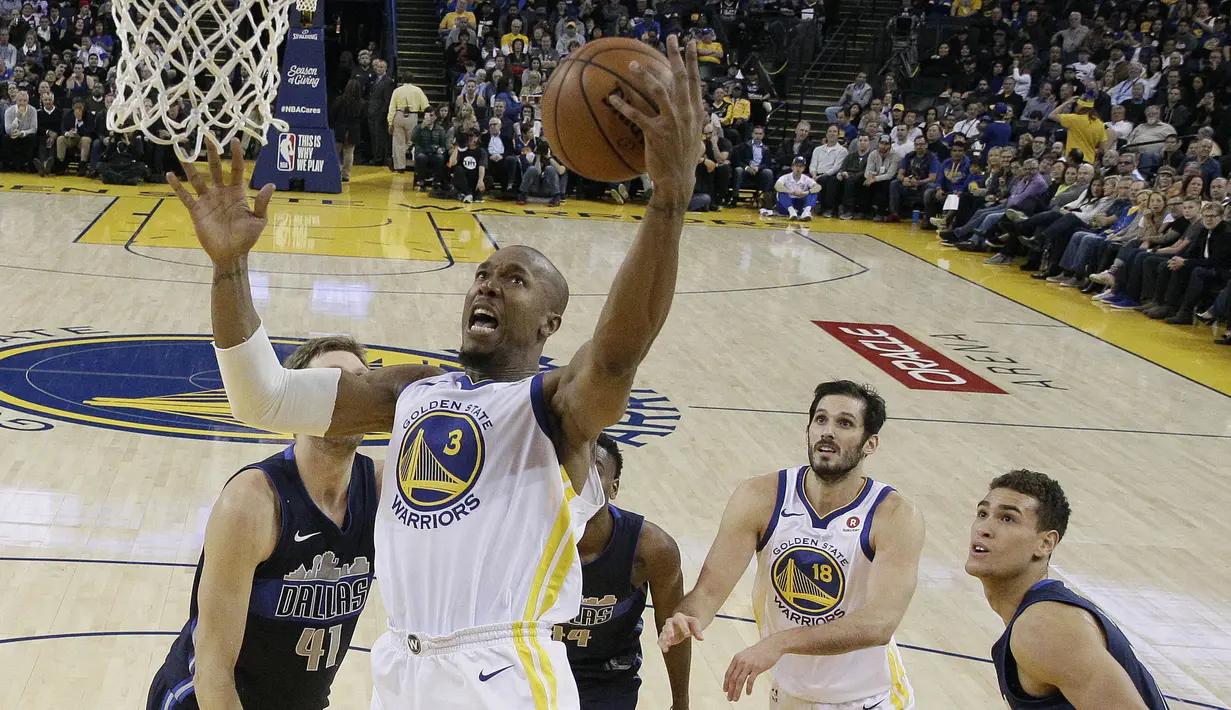 Pebasket Golden State Warriors, David West, melakukan lay up saat melawan Dallas Mavericks pada laga NBA di Oracle Arena, Oakland, Kamis (14/12/2017). Warriors menang 112-97 atas Mavericks. (AP/Marcio Sanchez)