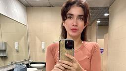Langsingnya Ussy bukan datang begitu saja. Seleb berusia 41 tahun ini menjaga pola makan dan tentunya berolahraga. Tak heran, segala usahanya untuk diet berhasil membuat Ussy memiliki tubuh yang langsing. (Liputan6.com/IG/ussypratama)