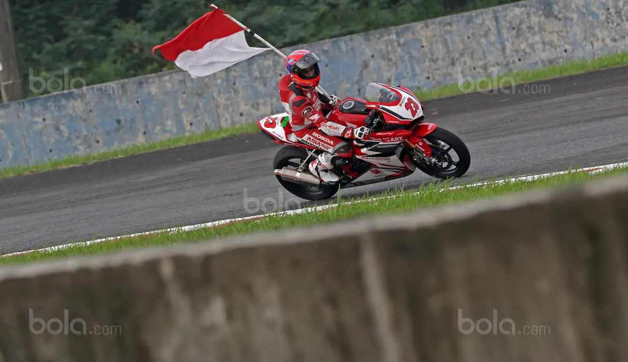Pebalap Indonesia, Andi Gilang beraksi pada kelas Asia Production 250cc saat ajang balap Asia Road Racing Championship di Sentul International Circuit, Bogor (13/8/2017). Gerry berhasil menjuarai nomor 250cc. (Bola.com/Nicklas Hanoatubun)