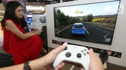 Pengunjung mencoba video game yang ditampilkan layar TV OLED LG di Jakarta (12/2021). PT LG Electronics Indonesia (LG) sebagai pabrikan pertama yang memberi kemampuan dukungan Dolby VisionÂ® HDR pada resolusi 4K dan refresh rate 120Hz untuk gaming. (Liputan6.com)