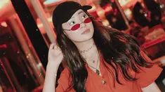 Pemilik nama lengkap Devina Dextra Gunawan ini memang dikenal pandai memadupadan busana. Apalagi saat hangout, Patricia Devina ini tampil stylish dengan gaya kasual. Seperti kali ini ia tampil dengan baju terusan yang dipadukan dengan topi dan kacamata. (Liputan6.com/IG/@pattdevdex)