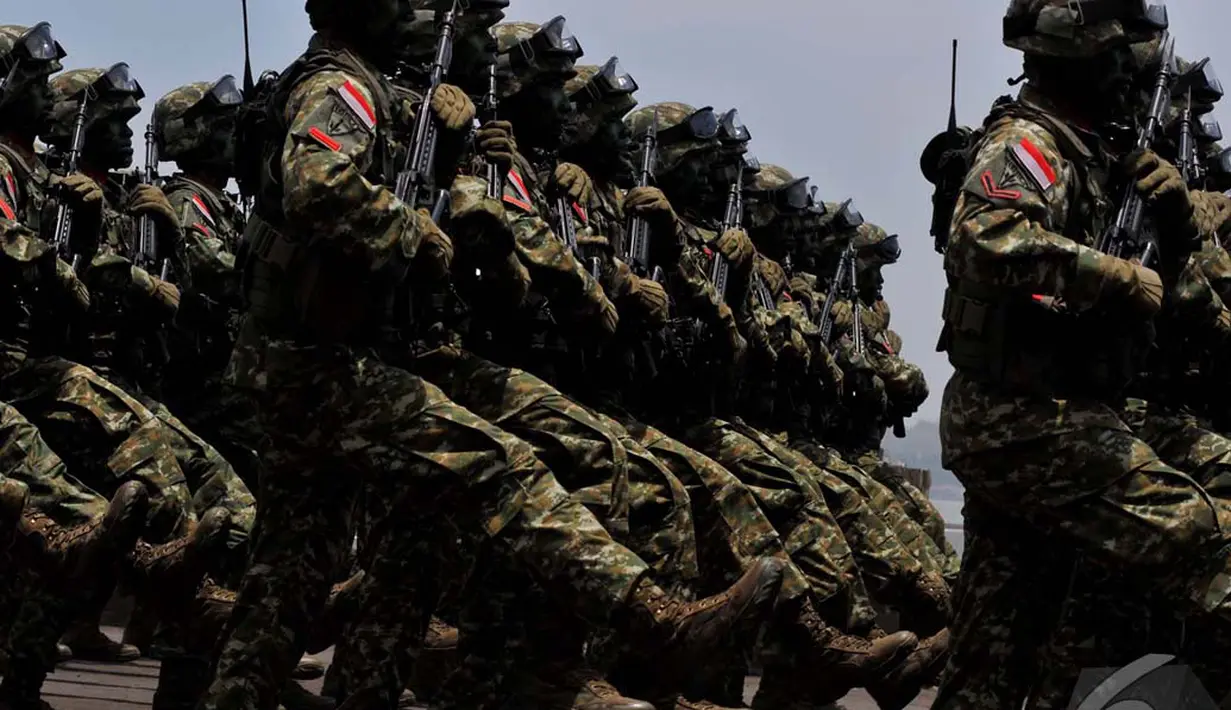 Sebanyak 18.580 prajurit TNI dari tiga angkatan ikut meramaikan HUT TNI ke-69, Surabaya, Selasa (07/10/2014) (Liputan6.com/Johan Tallo)