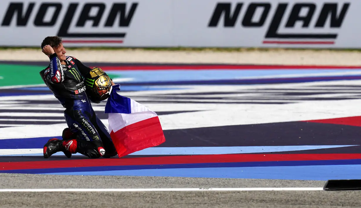 Pembalap Monster Energy Yamaha Fabio Quartararo melakukan selebrasi usai finish keempat pada balapan MotoGP Emilia Romagna di Sirkuit Misano, Misano Adriatico, Italia, Minggu (24/10/2021). Fabio Quartararo memastikan titel juara dunia MotoGP 2021. (AP Photo/Antonio Calanni)